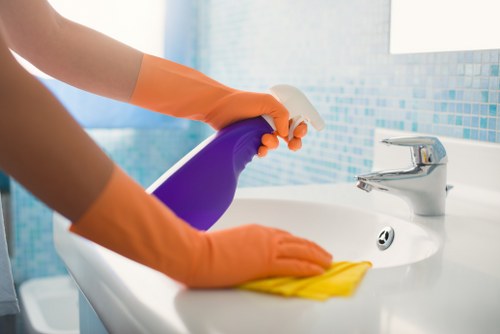 Professional office cleaning in Hollandpark for desks and shared workspaces